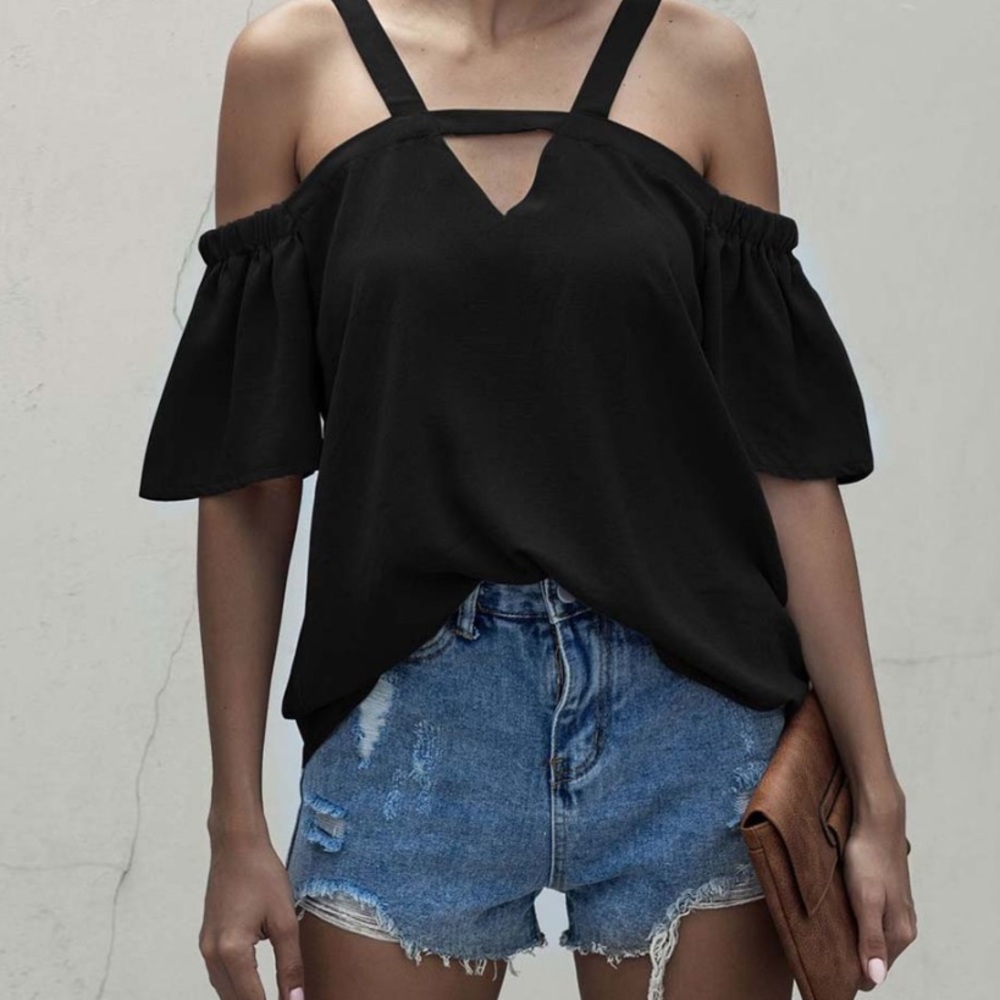 Black keyhole cutout top
